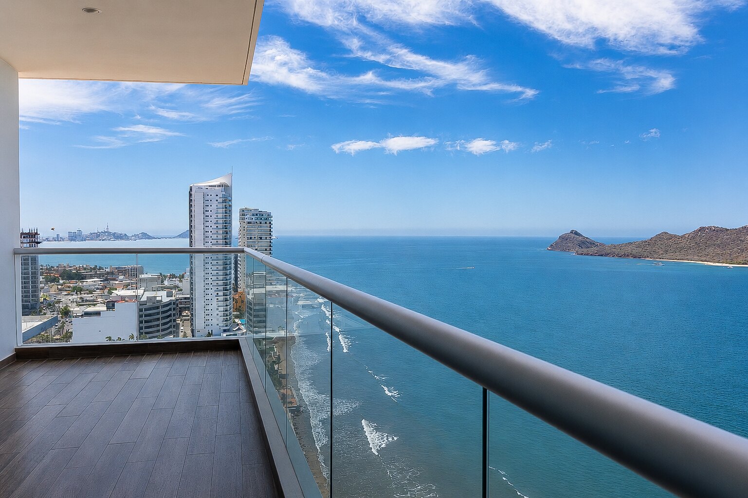 Balcón de Golden View con vista directa al Pacífico