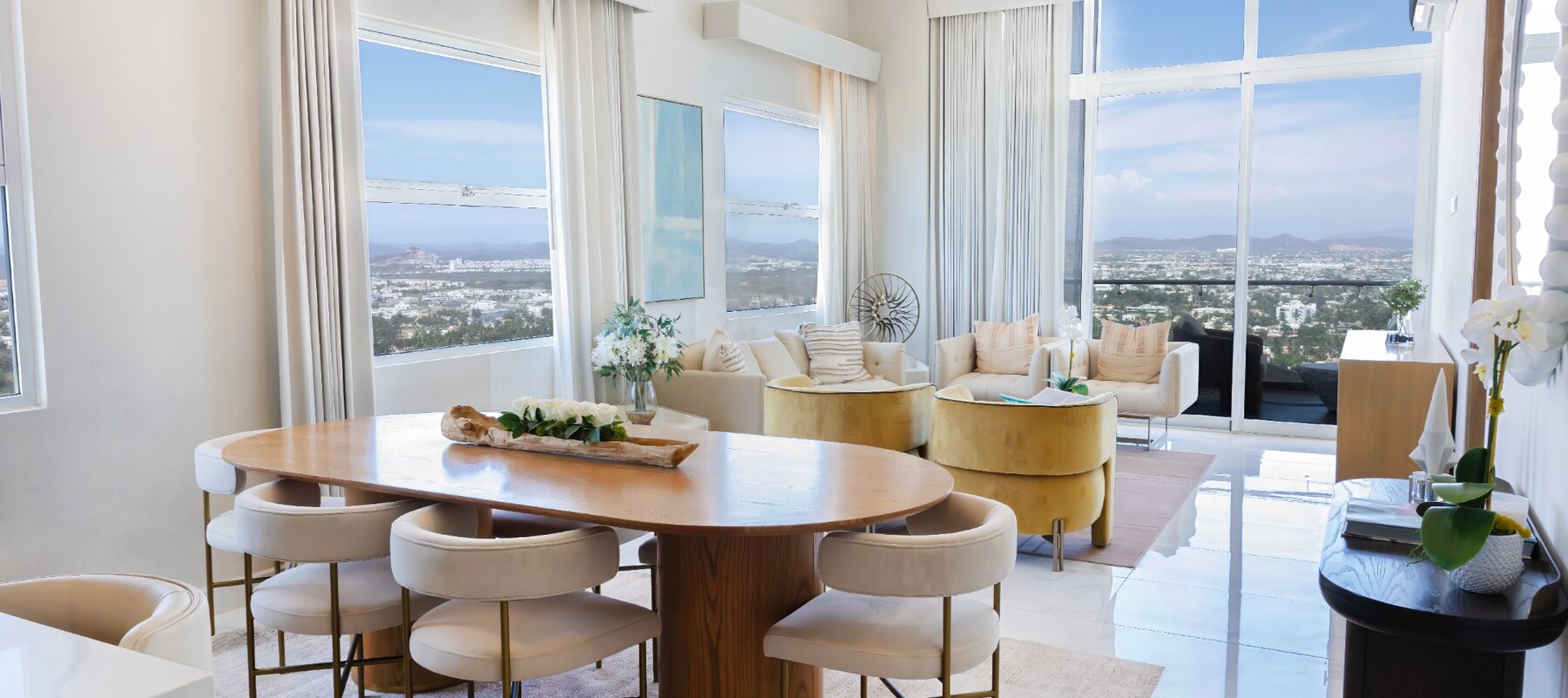Sala de Golden View con vista a la ciudad