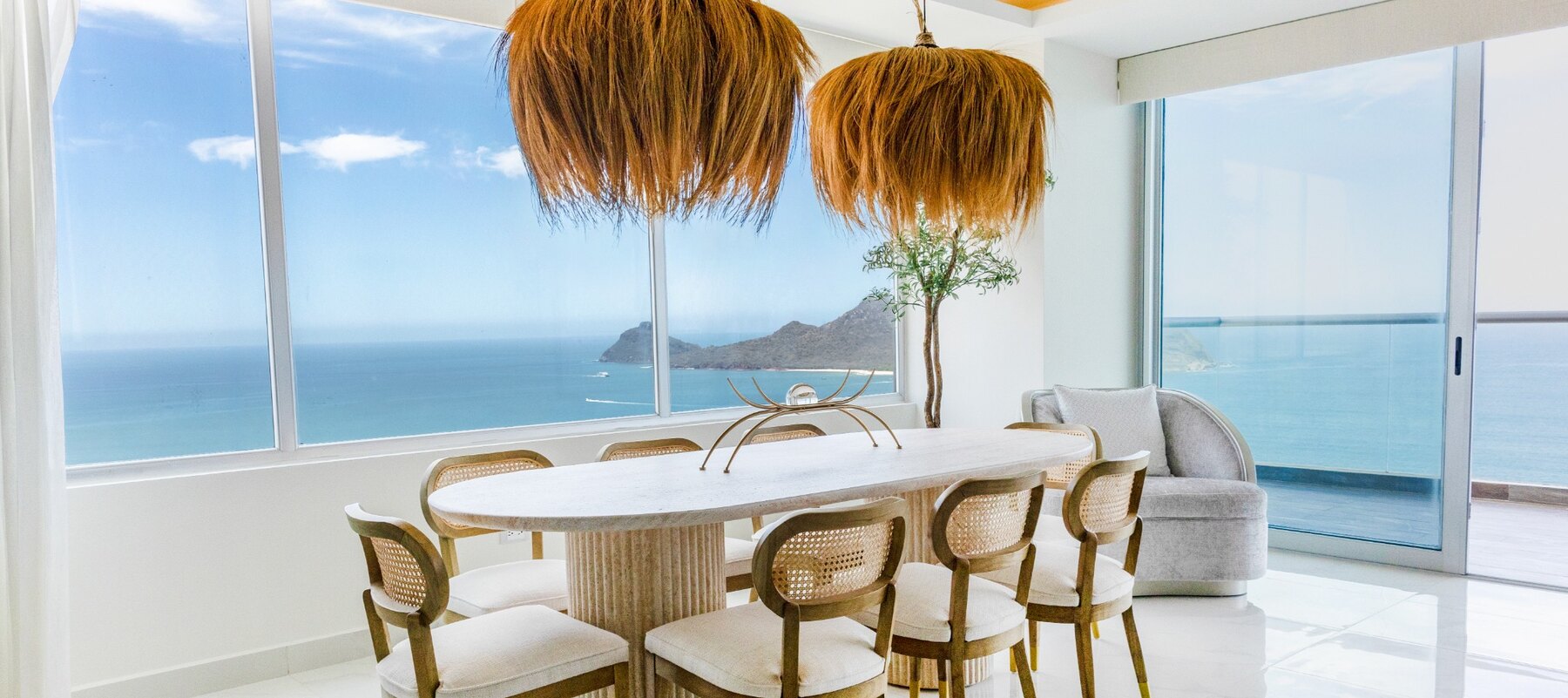 Comedor de Golden View con vista al Pacífico