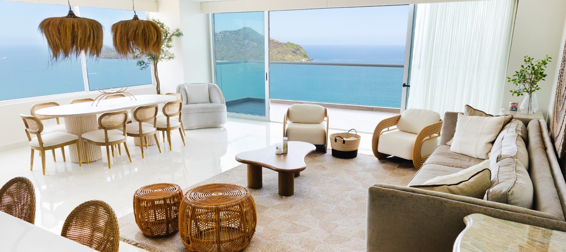 Sala y comedor de Golden View con vista al mar